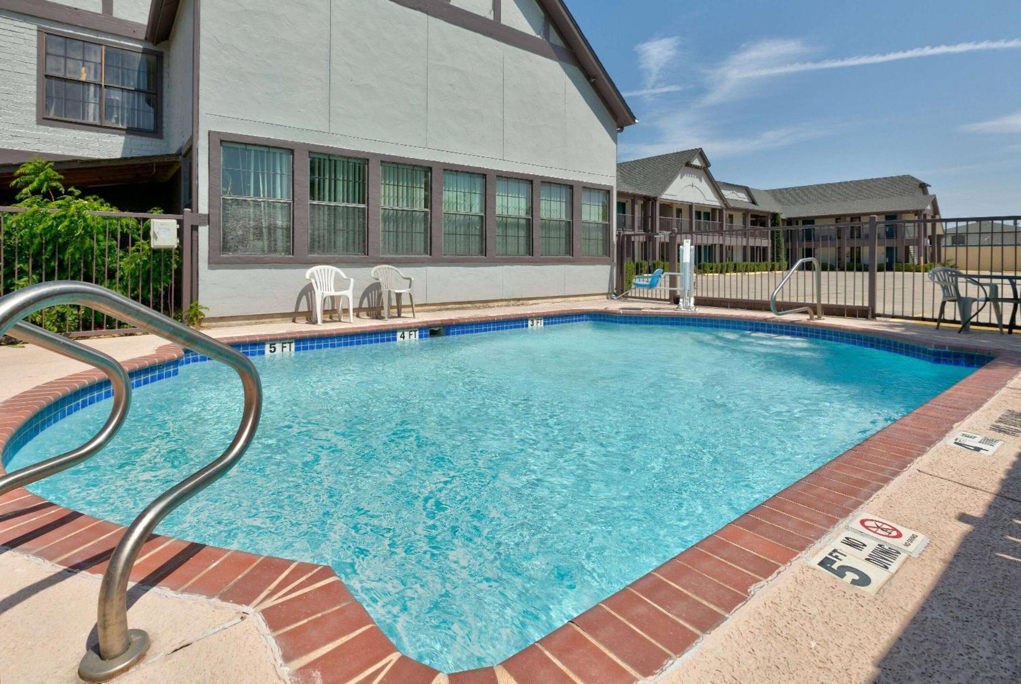 Howard Johnson By Wyndham San Marcos Exterior foto