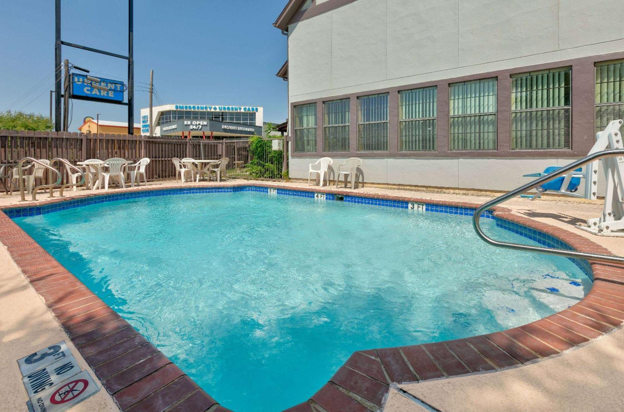 Howard Johnson By Wyndham San Marcos Exterior foto